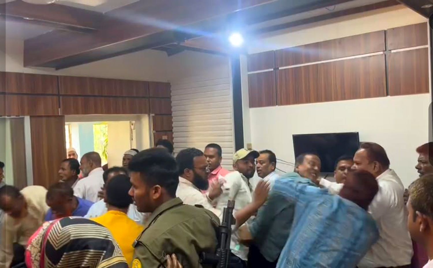 সুজানগর ইউএনওর কক্ষে জামায়াত নেতাদের মারধরের ঘটনার চারদিন পর মামলা; গ্রেপ্তার ১